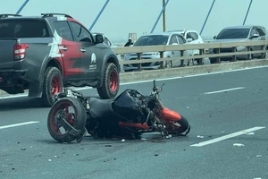 Tai nạn trên cầu Nhật Tân, 1 người nước ngoài tử vong bên cạnh mô tô phân khối lớn