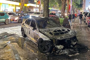 Ô tô BMW bốc cháy dữ dội khi đang lưu thông trên phố