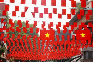 Cờ đỏ sao vàng tung bay khắp phố phường Hà Nội chào mừng 80 năm Quốc khánh