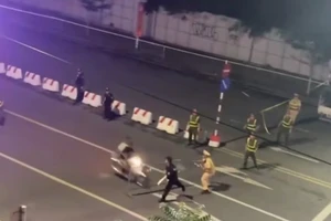 Tạm giữ hình sự để điều tra hành vi giết người với 2 thanh niên lao xe vào cảnh sát cơ động