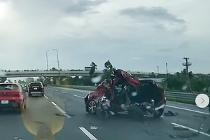 Ô tô con bẹp dúm sau tai nạn trên cao tốc Hà Nội – Hải Phòng