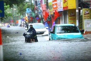 Nhiều tuyến phố Hà Nội ngập sâu, người dân đi lại khó khăn