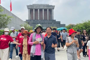 Đạp xe xuyên bão, vượt lũ, vợ chồng miền Tây ra Hà Nội mừng Quốc khánh 2-9