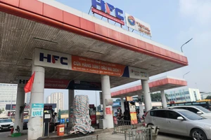 Hà Nội: Tài xế ô tô lùi xe, tông vào trụ bơm xăng của cửa hàng gây cháy lớn