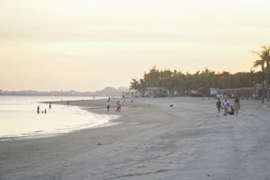 Hình ảnh bãi biển Quảng Ninh trước khi bão số 9 đổ bộ