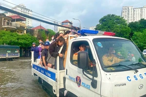 Chùm ảnh: Người dân Hà Nội tiếp tục lội nước đi làm