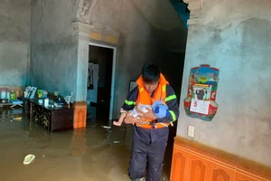 Công an Hà Nội hỗ trợ người dân khắc phục hậu quả do mưa lũ