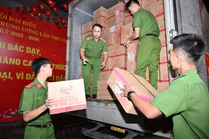 Bộ Công an ứng tiếp lương thực, thực phẩm hỗ trợ người dân vùng lũ 