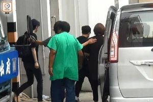 Bà xã đồng tính vội bỏ việc về chịu tang nữ ca sĩ Hồng Kông