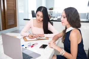 Tiểu Vy học ngoại ngữ chuẩn bị thi Miss World 2018