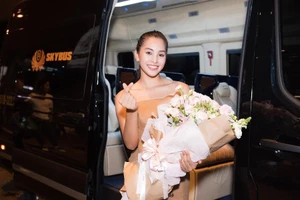 Hoa hậu Mỹ Linh, á hậu Phương Nga ra sân bay đón Tiểu Vy 