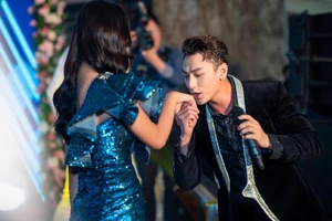 Issac bất ngờ hôn tay Hoa hậu Tiểu Vy tại sự kiện sắc đẹp