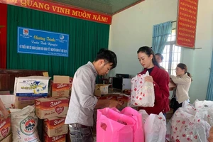 Hà Thu trao 150 phần quà ở quê hương Dak Lak