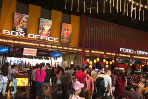 'Cua lại vợ bầu' thu về 10 tỉ đồng ngày mùng 1 Tết