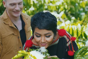 H’Hen Niê ngồi xe công nông tại Tây Nguyên cùng Kyo York 