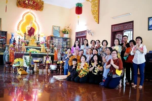 Việt Hương đi hành hương với mái tóc ngắn lạ lẫm