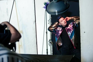 Vừa nhá ảnh hậu trường, fans của Isaac bấn loạn 