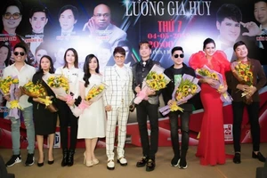 Lương Gia Huy quỳ gối tri ân thầy Ngọc Sơn trên sân khấu