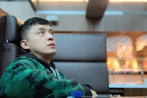 Mất toàn bộ giấy tờ, Lam Trường không nhập cảnh được Mỹ