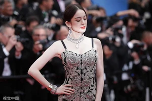 Cổ Lực Na Trát thần thái sang chảnh bước trên thảm đỏ Cannes