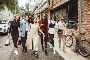 Hoa hậu Hà Kiều Anh thả dáng xuống phố cùng hội bạn thân