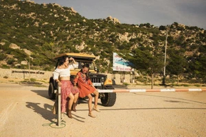 Ba mẹ con ca sĩ Thái Thùy Linh cùng làm MV ở biển Quảng Nam