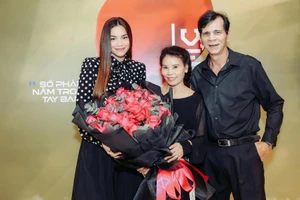 Hồ Ngọc Hà rạng ngời hạnh phúc bên cha mẹ, bạn bè