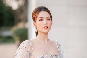 Sam xinh đẹp hút mắt nhìn trong đầm ren