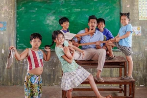 Lớp học đặc biệt của 'Anh thầy ngôi sao' mừng năm học mới 