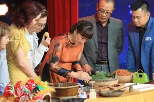 Tự Long kể về trung thu thuở xưa 'Cực nhưng mà vui'