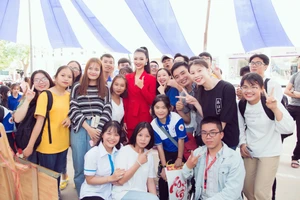 Á hậu Kiều Loan diện nguyên ‘cây đỏ’ hát giữa sân trường