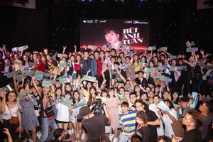 Bùi Anh Tuấn khóc rồi cười trước tình cảm của 1.000 khán giả 