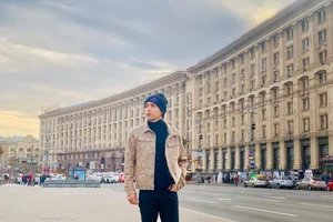 Hồ Quang Hiếu trốn đạo diễn đi... du lịch nước thứ 161