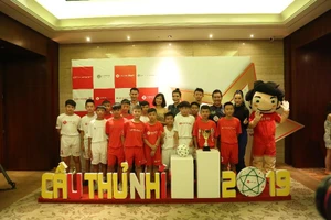 Cầu thủ Hồng Sơn cùng Diệu Nhi, Don Nguyễn tuyển cầu thủ nhí