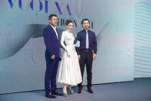 Hóa quý cô cổ điển đẹp kiêu sa, Sam nổi bật giữa đám đông