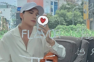 Gặp vấn đề sức khỏe, S.T Sơn Thạch vẫn chiều fan hết mình