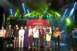 Hoài Linh giả nữ giúp Chí Tài thu hút hơn 4.000 khán giả