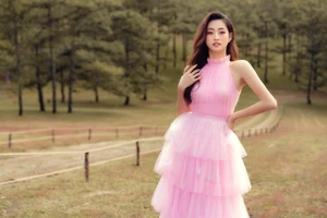 Lương Thùy Linh thả dáng ngọt ngào giữa đồi cỏ hồng Đà Lạt