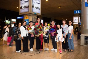 Thanh Khoa trở về Việt Nam sau khi đăng quang hoa khôi 