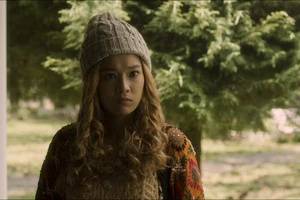 Khả Ngân dẫn 'ma đẹp trai' Quốc Anh đi xem phim 