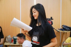 Á hậu Kiều Loan cosplay rapper Đen Vâu trong Táo xuân Canh Tý 