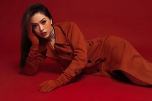 Á hậu Phương Nga tạo dáng táo bạo bên bạn trai Bình An