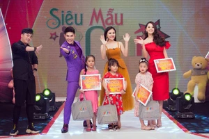 Hoa hậu Tiểu Vy thị phạm cho các siêu mẫu nhí