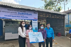 Á hậu Tường San chung tay cứu hạn mặn ở miền Tây