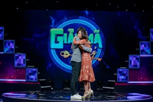 Cát Tường đòi hôn Tiết Cương trên sân khấu nếu trả lời đúng 