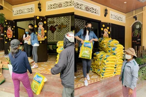 Hoa hậu Tiểu Vy trao tặng 1.000kg gạo cho người nghèo ở Hội An