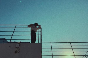 Soho phiêu lãng trong MV mới cùng cô nàng Simple Love