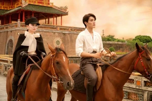 Kaity Nguyễn cưỡi ngựa cùng chàng trai lạ tại Huế