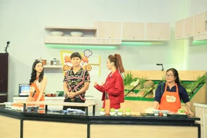 Ca sĩ Châu Gia Kiệt tiết lộ tự nấu ăn mỗi khi đi diễn