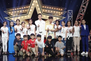 Hồ Việt Trung bật khóc kể về những ngày đi hát hội chợ 